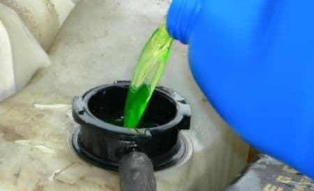 Lăcomia vânzătorilor vă poate distruge maşina. Au început să vândă apă colorată în loc de antigel