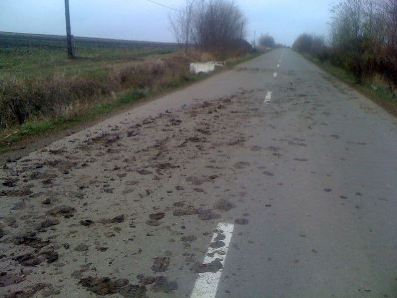 Nepăsare sau inconștiență! Drumuri pline cu noroi în județul Botoșani