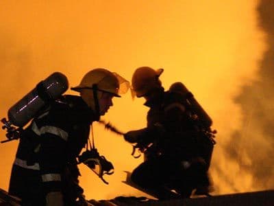 Trei incendii în mai puţin de zece ore