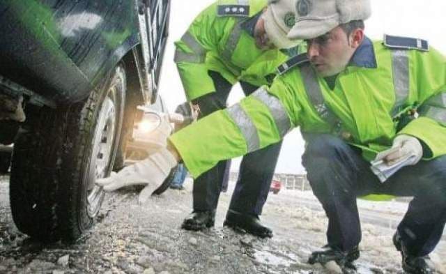 Toţi șoferii din România trebuie să ştie asta! 4000 de lei amendă dacă nu ai anvelope de iarnă