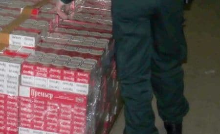 Prinşi de poliţiştii de frontieră cu două colete cu ţigări