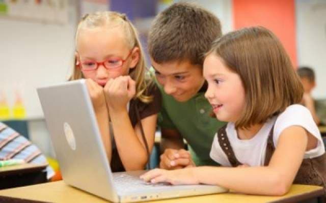 Tu ştii ce face copilul tău pe Internet? Ce pericole se ascund în spatele prieteniilor virtuale