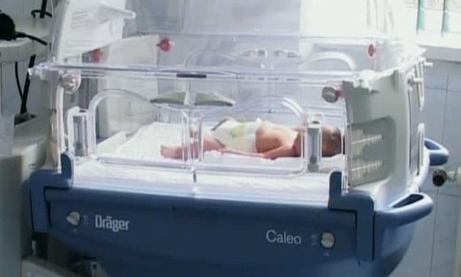 De câţi bani ai nevoie pentru o naştere în spitalele de stat şi care e tariful mediu la privat