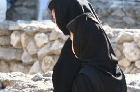Mănăstirea Voivozi. Măicuțe torturate, bătute cu furca și obligate să muncească desculțe la porci