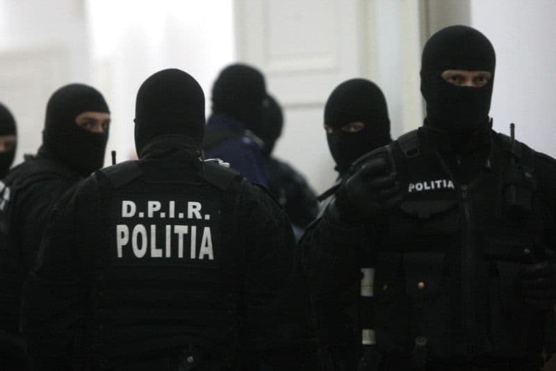 Descinderi în această dimineaţă la locuinţele unor traficanţi de ţigări