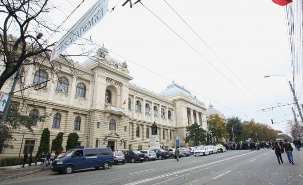 Universitatea „Al. I. Cuza”, la un pas de colaps din cauza datoriilor uriaşe la bănci