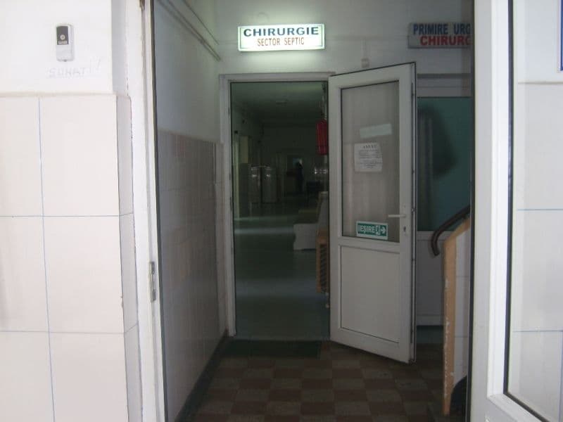Zi cu ghinion pentru o tânără din Suharău care a ajuns la spital împreună cu fiica ei de 7 ani