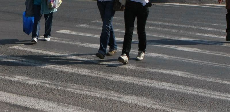 A lovit o femeie pe trecerea de pietoni şi a părăsit locul accidentului fără încuviinţarea organelor de poliţie