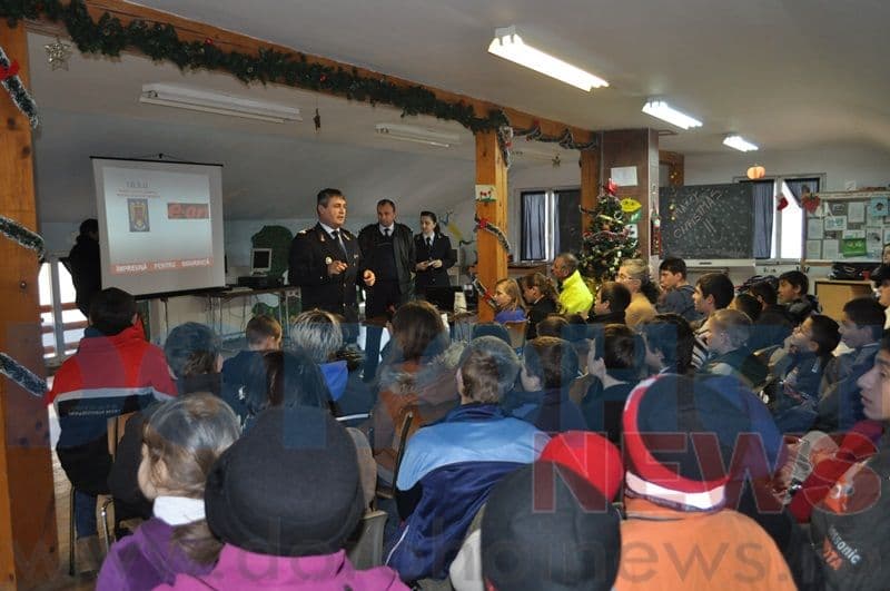 Activitate de educare a tinerilor şi a copiilor dorohoieni desfășurată de ISU Botoşani - FOTO