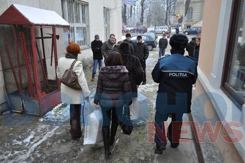 Ultimele pregătiri pentru parlamentare. Predarea-preluarea buletinelor de vot la Dorohoi - FOTO
