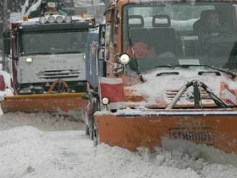 Circulaţia se desfăşoară în condiţii de iarnă pe drumurile judeţene. Utilajele de deszăpezire sunt pe teren!