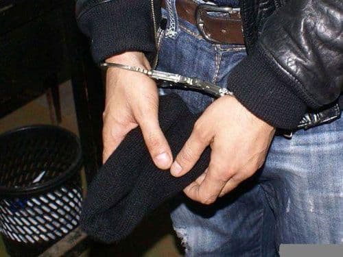 Trei tineri reţinuţi de poliţişti pentru un prejudiciu de 11.604 lei