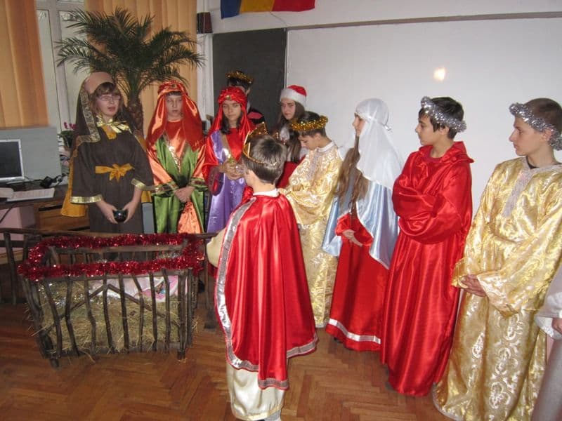 Școala Gimnazială „Mihail Kogălniceanu” Dorohoi: Suflete curate, vestind bucuria Nașterii Domnului - FOTO