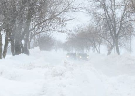 Iarna s-a instalat în forţă în nordul judeţului. Zeci de maşini blocate între Dorohoi şi Darabani!