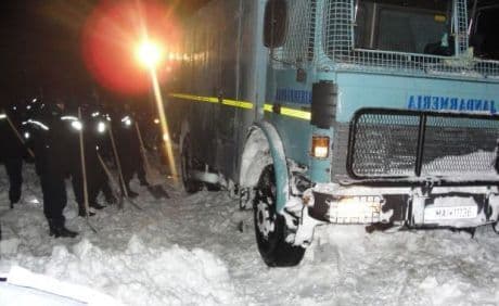 Jandarmii intervin în salvarea persoanelor blocate în zăpadă