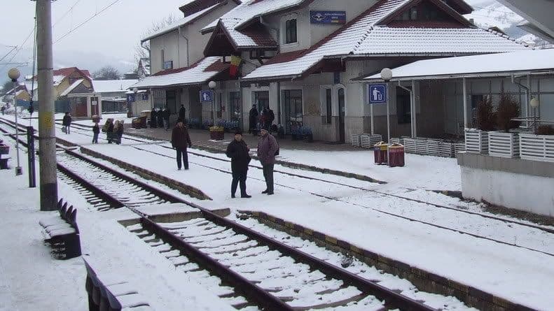 Bărbat din Botoşani, găsit în pijamale pe peronul Gării din Câmpulung Moldovenesc