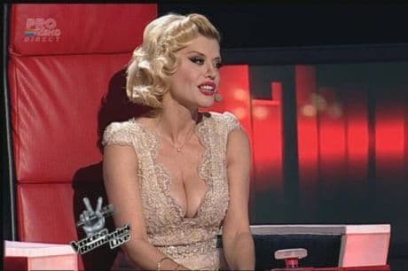 Loredana Groza, cu sânii pe afară la „Vocea României”