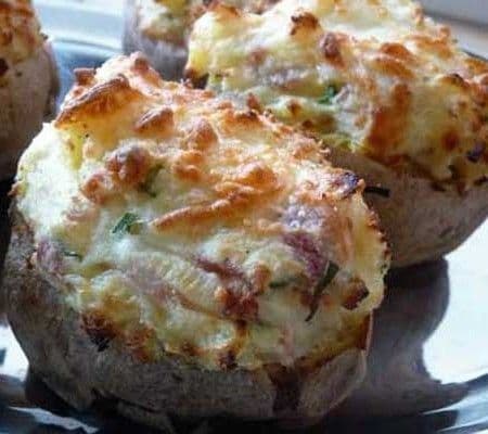 Cartofi umpluți cu brânză și piept de pui la cuptor