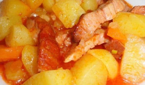 Friptură de carne afumată cu cartofi țărănești