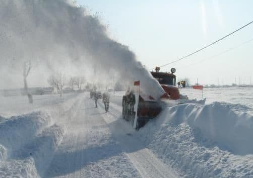 Autofreze trimise să deszăpezească drumurile naţionale Dorohoi – Botoşani şi Dorohoi – Darabani