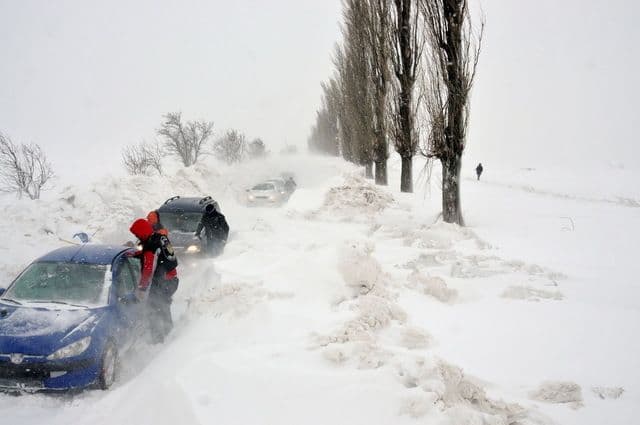 Peste 100 de localităţi sunt izolate de nămeţi. Drumurile rămân închise!