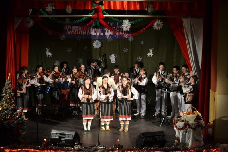 La „Carnavalul zăpezii”: copii prefăcuţi în colinde - FOTO