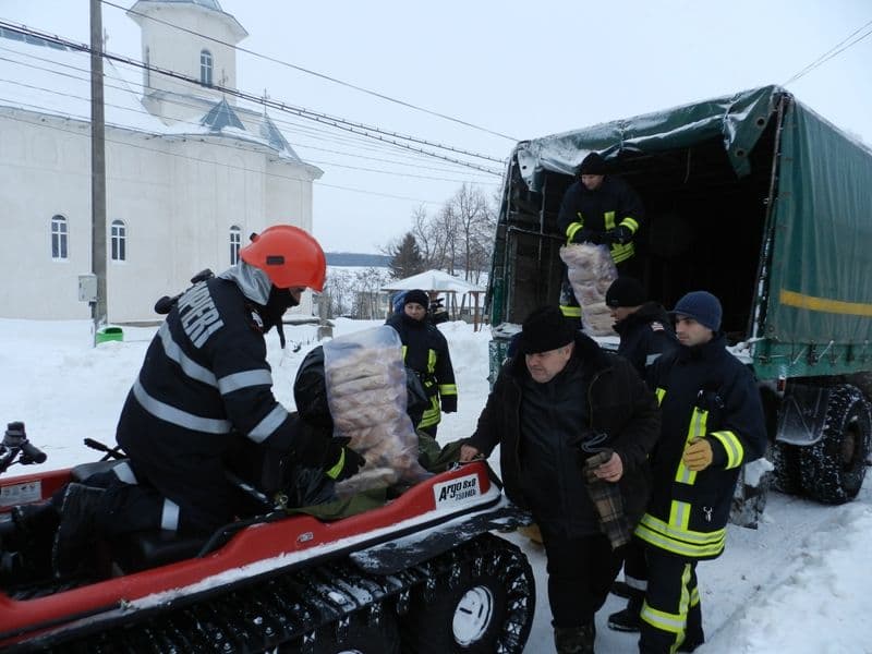 Pâine dusă cu ATV-ul pe şenile locuitorilor  din Cotu Miculinţi şi Ghireni