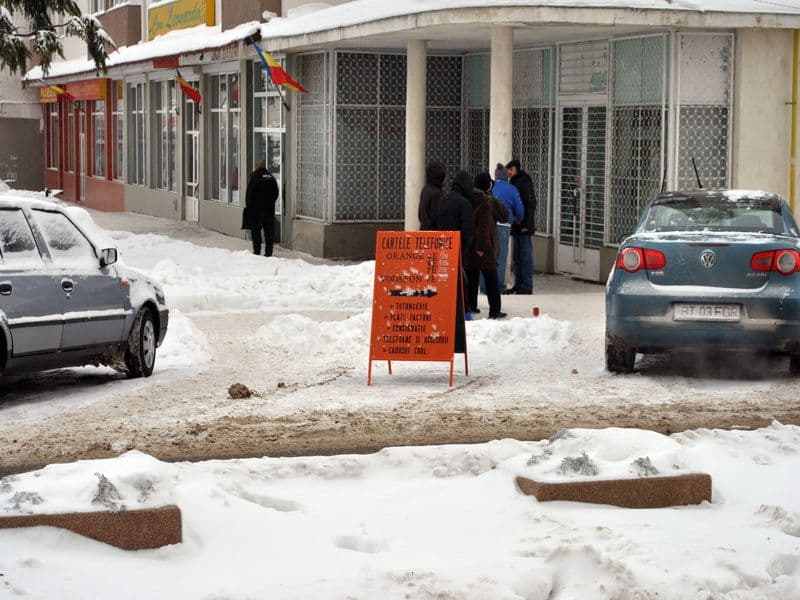 Primim la redacţie: „Primăria a concesionat parcarea din faţa Blocului Turn?”