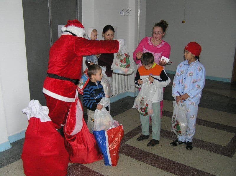 Copiii internaţi la secţia de pediatrie a Spitalului Municipal Dorohoi, vizitaţi de Moş Crăciun