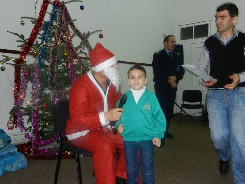 Moş Crăciun a venit în vizită la copiii jandarmilor! 