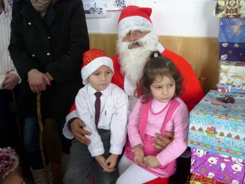 Moş Crăciun a ajuns la Şcoala Primară Nr. 2 Sauceniţa