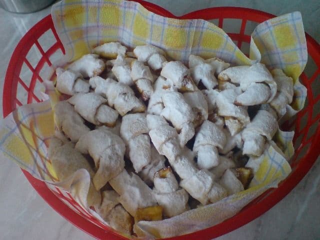 Cornulețe fragede cu iaurt de fructe și gem