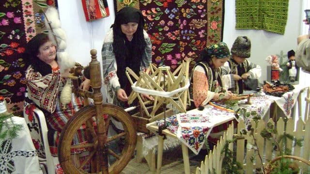 Obiceiuri de Crăciun. Fetele nemăritate se adună la şezătoare
