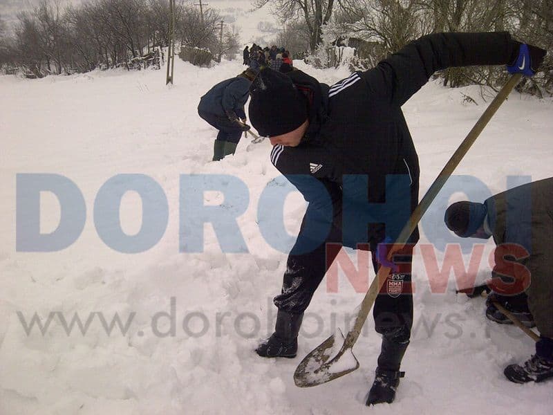 Exclusiv Dorohoi News: Jucătorul Stelei Andrei Dumitraş prezent la o acţiune de deszăpezire în Pomîrla FOTO