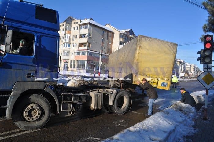 Incredibil! Un TIR şi-a pierdut remorca pe Calea Națională din Botoșani