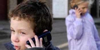 Studiu: Telefonul mobil, un pericol pentru cei mici