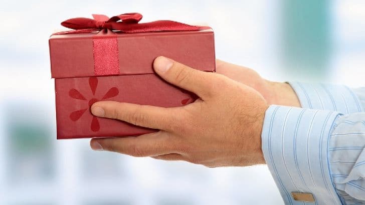 Majoritatea dorohoienilor nu mai cumpără cadouri de Crăciun