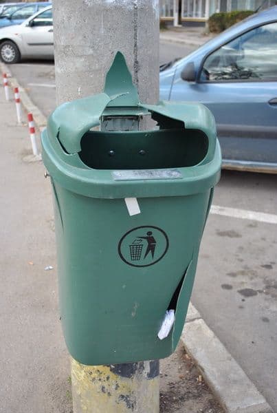 Primim la redacţie - „Coşuri de gunoi distruse”