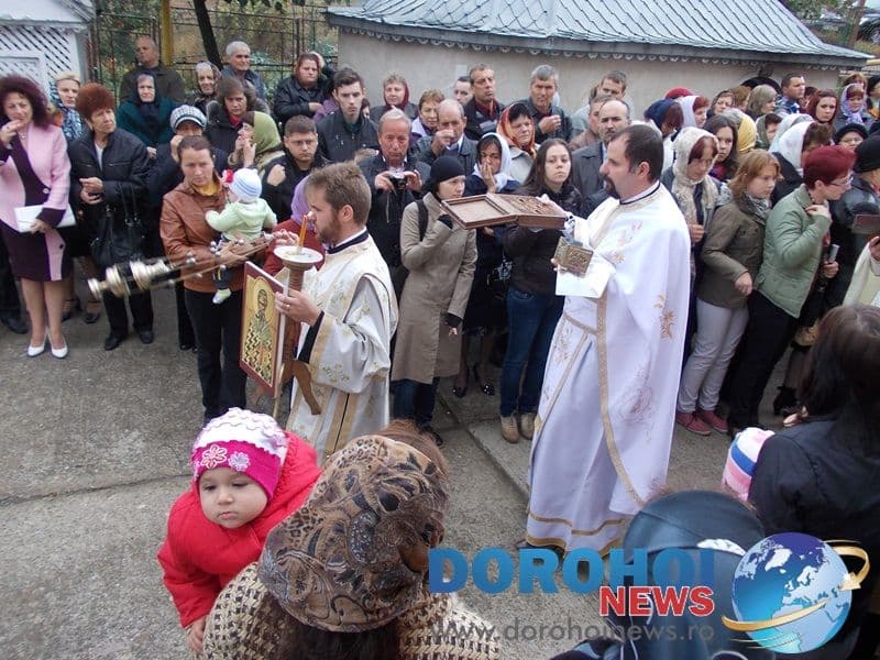 Credinciosi la hramul Bisericii Sf. Cuv. Paracheva din Dorohoi_03