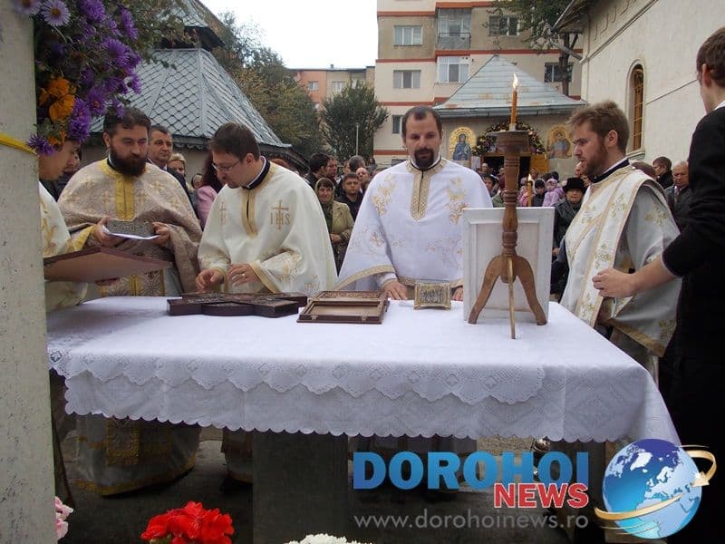 Credinciosi la hramul Bisericii Sf. Cuv. Paracheva din Dorohoi_04