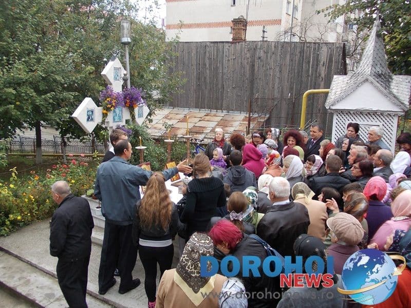 Credinciosi la hramul Bisericii Sf. Cuv. Paracheva din Dorohoi_05