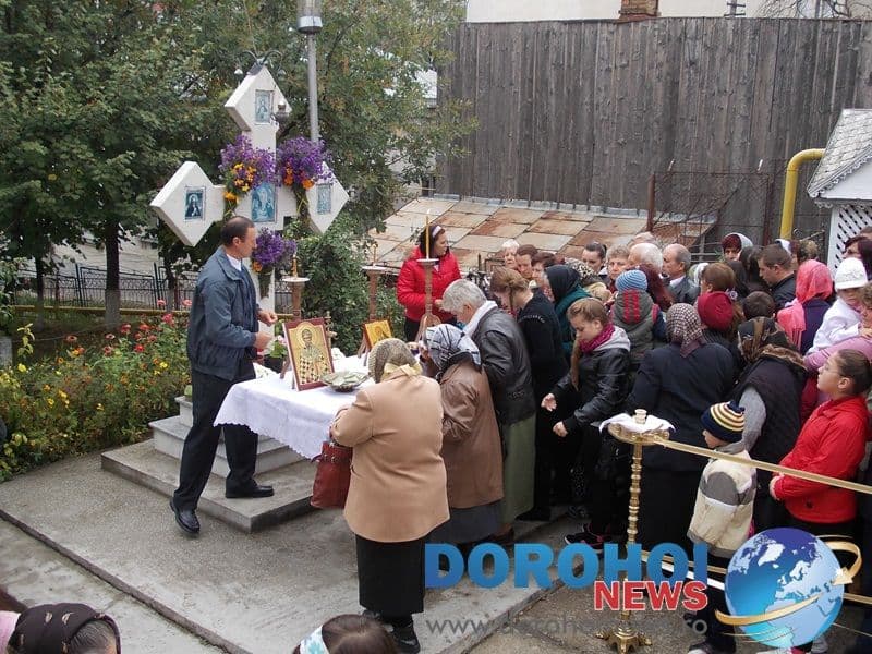 Credinciosi la hramul Bisericii Sf. Cuv. Paracheva din Dorohoi_06
