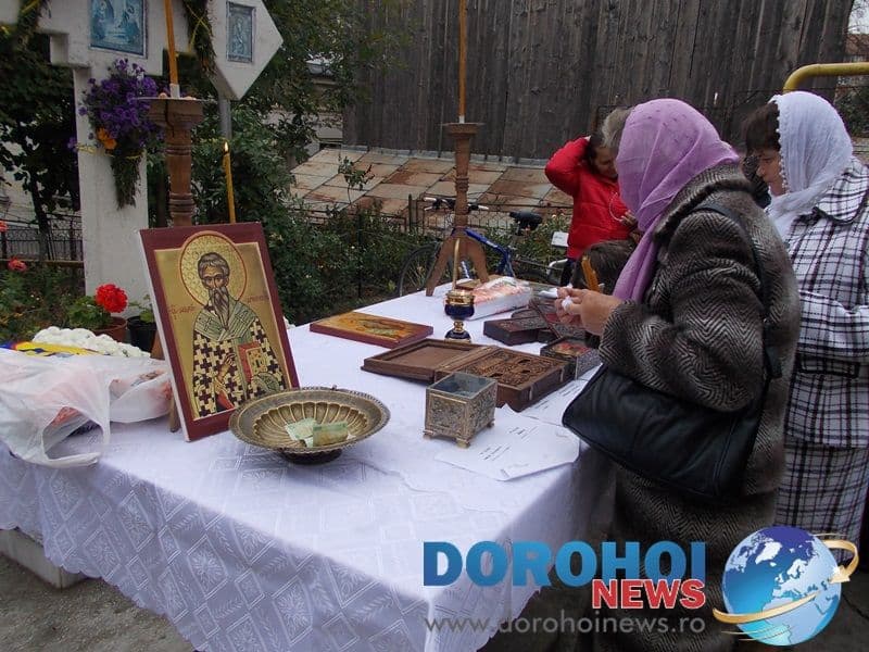 Credinciosi la hramul Bisericii Sf. Cuv. Paracheva din Dorohoi_07