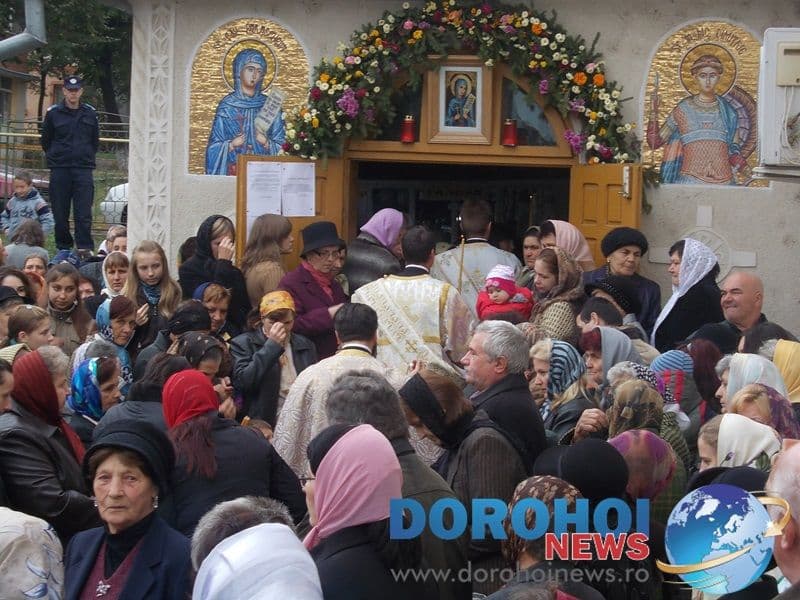 Credinciosi la hramul Bisericii Sf. Cuv. Paracheva din Dorohoi_09