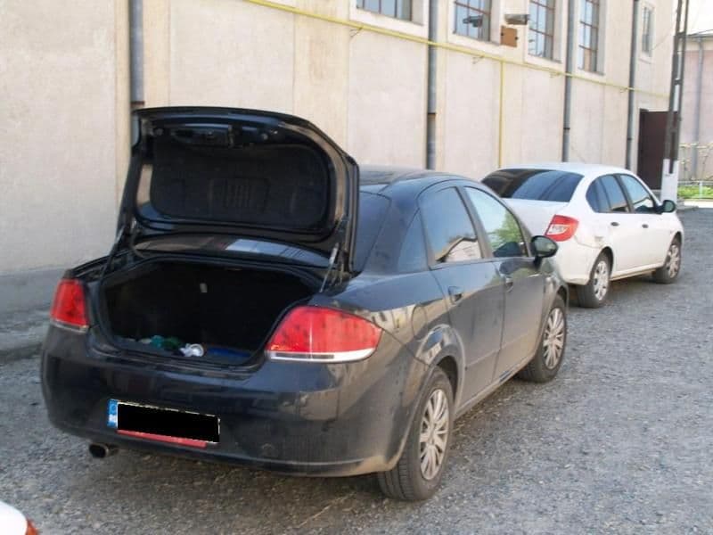 Autoturisme captusite cu mii de tigarete de contrabanda (3)