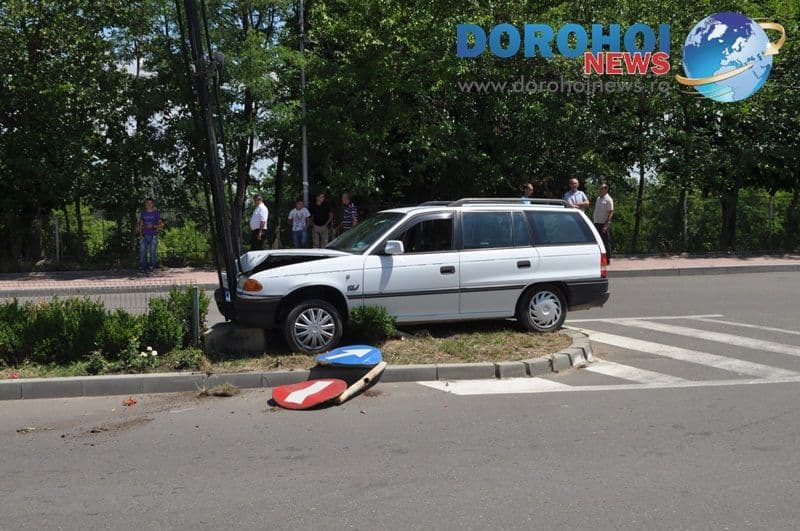 Accident produs la intrarea in Dorohoi_DSC_0470-01