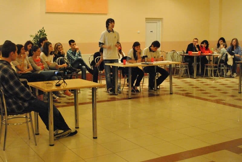 Tinerii dezbat (6)