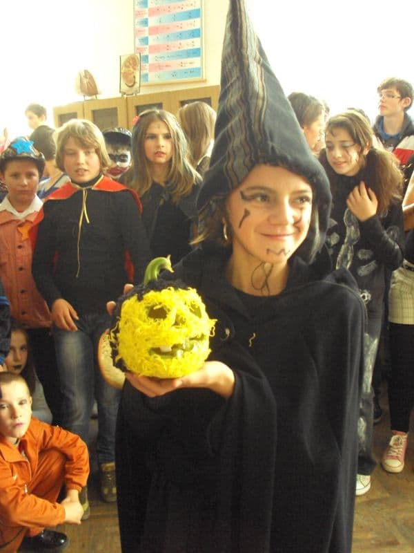 Halloween la Şcoala Dimitrie Pompeiu Broscăuţi (8)