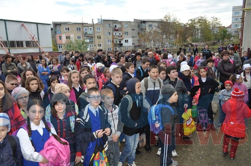 Aniversare sub semnul traditiei la Scoala 8 Dorohoi_05