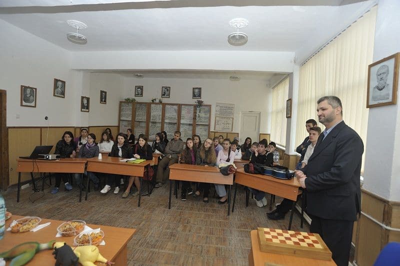 Alaturi de oameni ca noi_01